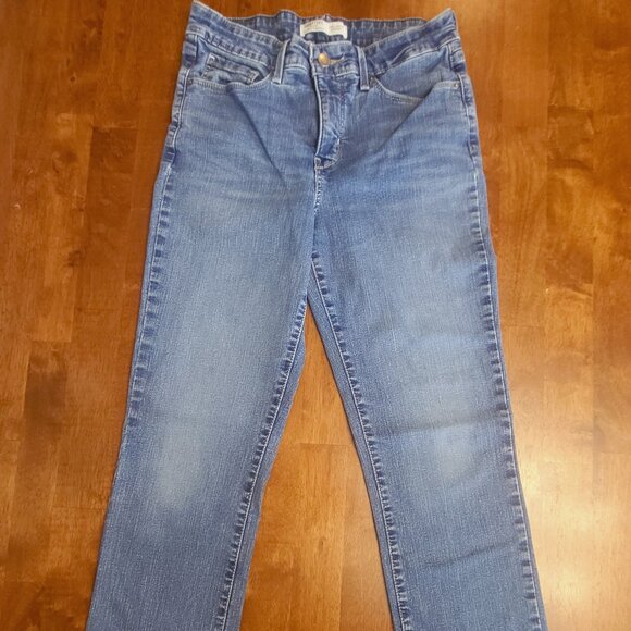 Levi’s Signature Gold ~ Sz 4S ~ Straight Leg Jeans Excellent / New Condition - Picture 1 of 9